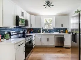 Modern Knoxville Stay - Hot Tub & Grill - Fast WiFi