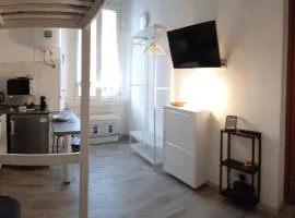 Domus Cassinis Metro and trains at your doorstep