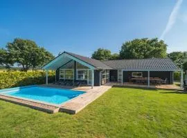Ferienhaus mit Pool und Sauna am Duemmer See