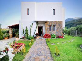 Private Pool & Garden Villa for 6, מלון בPemónia