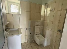 Tatjana Dhima, ξενοδοχείο στη Χειμάρρα