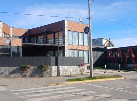 Casa Hotel Trocha Angosta, hotel with parking in Constitución