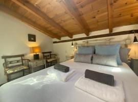 'La Casa de LoLa' casita de cuento con vistas, hotel in Arenas de San Pedro