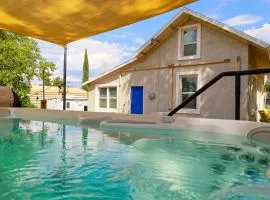 Cozy Zion farmhouse, cool or hot swim spa, fireplace & firepit