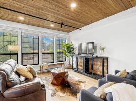 The Loft- Steps from the Lake & Dining- This newly renovated 2 bedroom loft in the heart of McCall, Hotel in McCall