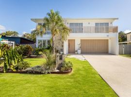 Luxury Dream Home Away From Home&heated pool, hotel en Deception Bay