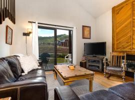 Canyon Village Red Pine Comfort C6, hotel in Park West Ski Area Heliport