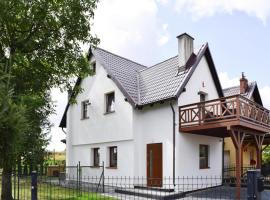Holiday home with private sauna, jacuzzi and pool, hotel in Częstkowo
