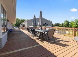 Grass Lake Retreat with Game Room & Fire Pit, hotel en Grass Lake