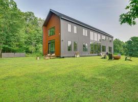 On-Site Sledding! Hudson Valley Winter Escape, hotel a Pine Plains