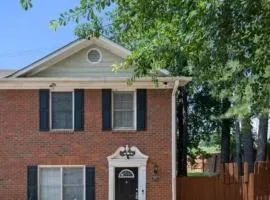 Townhome Getaway minutes from Downton Norcross
