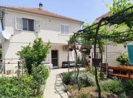 Apartments with parking space Murter - 5089