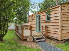 Shepherds Hut Two - Uk48783, hotel in Llangefni