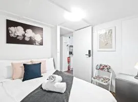 Perfect for Travelers - Detached Double Room - Shared Bathroom