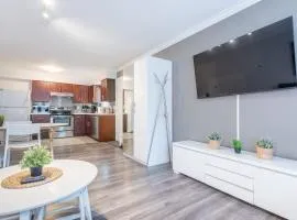 Sleek Modern Escape Suite - Comfort and Style in the City