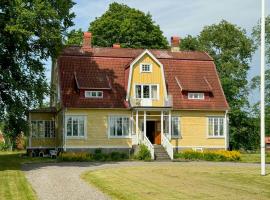 Historic Vicarage By The Lake In Dalskog, hotel in Dalskog