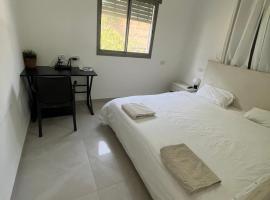 1 BDR,balcony-25min from Sea of Galilee, hotel in Yavneʼel