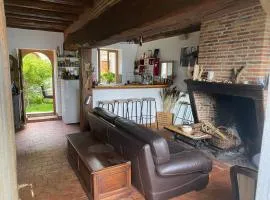 Maison de marinier les pieds dans l'eau face à la Loire