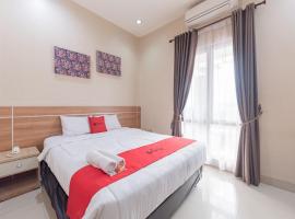 RedDoorz Premium @ Griya Inkoppabri Cisarua Puncak, hotel em Bogor