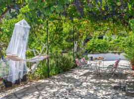 Green Yard Family Holiday Home Sidari Corfu, hotel in Antipernoí