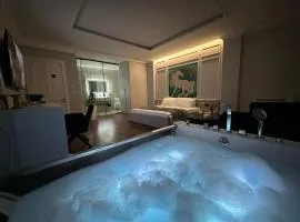 Lunarist - Luxury Jacuzzi Suites Tirana Prime Location