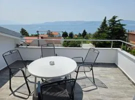 TOM V NV Apartment with sea view, 250m from the beach