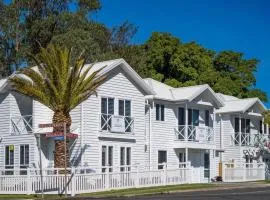 The SALTY PALMS Luxury Beach House Kiama
