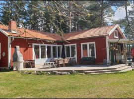 Spersboda 2 barnvänliga hus sjöutsikt & VARM pool Spersboda, hotel in Spersboda