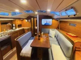 Stor seilbåt 39 fot i Fredrikstad sentrum med hotellkomfort for 6 pers