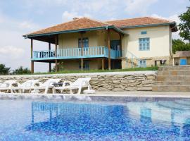 Botev Houses, hotel with pools in Mirovets