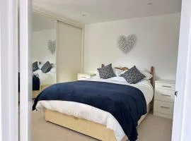 Private Garden Retreat 2BR Modern Comfort