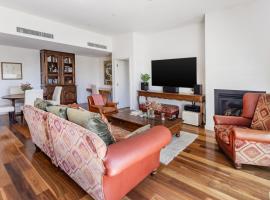 Bright & Spacious Penthouse by Parliament House, ξενοδοχείο σε Barton
