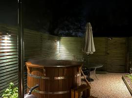 Jossie's Snug, hotel with hot tubs in Bletchingley