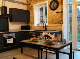 Stylish 2-Bed Home Near A11