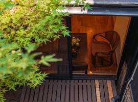 Shirakabanoyado - MUTSUKI, Japanese House with Garden, 3BR 3Bathrooms, 白樺の宿 睦月: Osaka'da bir otel