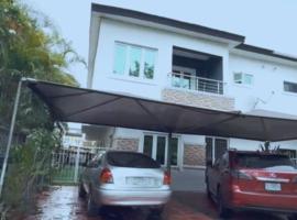 Luxurious 4 Bedroom Getaway - Private Indoor Pool, hotel en Lekki