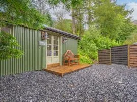 Bluebell Lodge, Shepherd Hut with hot tub in Lake District