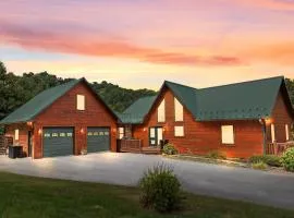 Cozy 3BR Bloff Hytte with Mountain Views and BBQ