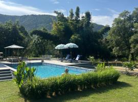 Surya Bagh - A Luxury Hideaway - 20 minutes drive to Tehla gate, Sariska Tiger Reserve & 10 minute from Bhangarh Fort, hotel in Dogeta