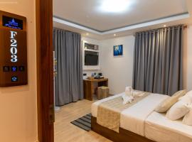 Twin Villa Red - Luxury Villa with Mountain View، فندق في نوارا إليا