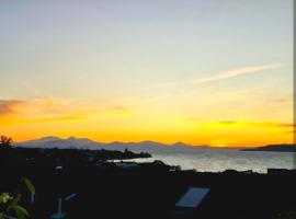 own entrance, own bathroom, quiet with great views of the lake, ξενώνας σε Taupo