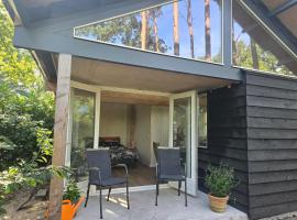 Stijlvol Tiny House in de natuur: Enschede şehrinde bir k&uuml;&ccedil;&uuml;k ev