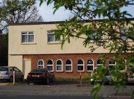 Hillingdon Lodge, guest house in Hillingdon