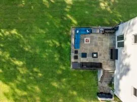 Spacious 6BR Getaway Game Room Firepit NYC