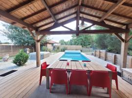 Maison bois 4 Ch Piscine & Spa proche Contis Océan, ξενοδοχείο σε Lit-et-Mixe