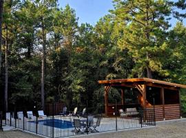 Spacious 5BR with Pond - Hot Tub - Games - Sleeps 19, hotel a Broken Bow