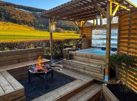 Juralodgespa D&eacute;tente avec jacuzzi et vue, hotel con spa en Courrendlin