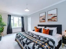 Luxury 4BED Home - Close to HCC & Business District - Parking