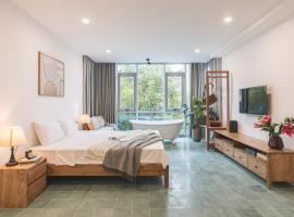 The Ivory Dragon Hanoi-Modern Stay with Private Balcony-Free Laundry, biệt thự ở Hà Nội