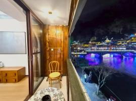 Fenghuang Color River View Villa, hotel a Fenghuang